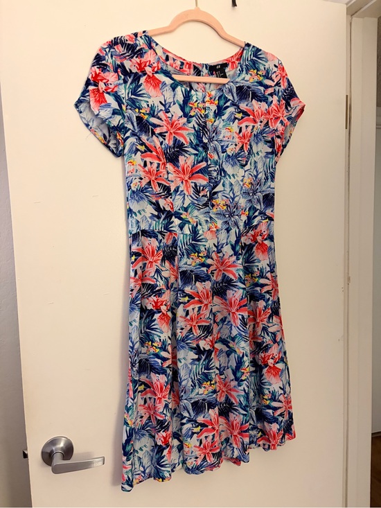 H&M Dresses & Skirts - H&M Coral & Navy Floral Midi Dress